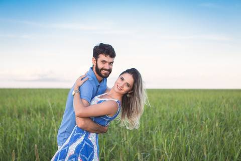 casal book rodolfo priscilla girassol abraçando sorrindo'