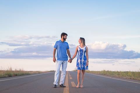 casal book rodolfo priscilla girassol abraçando sorrindo andando pela rodovia'