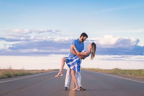 casal book rodolfo priscilla girassol abraçando sorrindo andando pela rodovia'