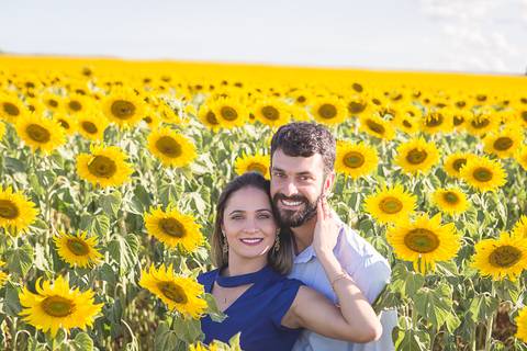 casal book rodolfo priscilla girassol abraçando sorrindo'