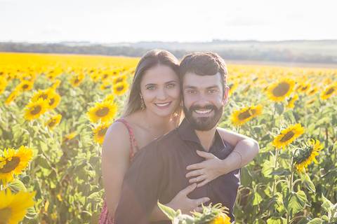 casal book rodolfo priscilla girassol abraçando sorrindo'