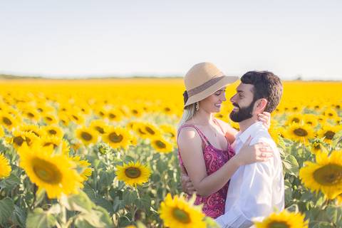 casal book rodolfo priscilla girassol abraçando sorrindo'