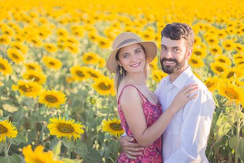 casal book rodolfo priscilla girassol abraçando sorrindo'