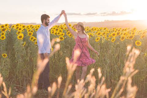 casal book rodolfo priscilla girassol abraçando sorrindo dançando por do sol'