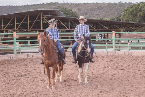 priscilla e rodolfo cavalos montados fazenda ensaio de casal book'
