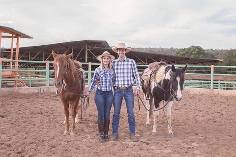 priscilla e rodolfo cavalos montados fazenda ensaio de casal book em pé'