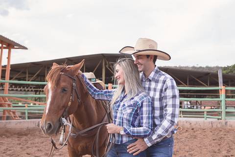 priscilla e rodolfo cavalos montados fazenda ensaio de casal book abraçados'