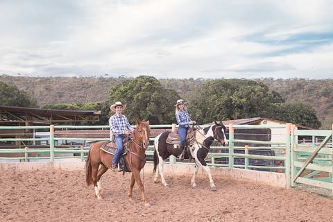 priscilla e rodolfo cavalos montados fazenda ensaio de casal book andando'