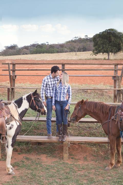 priscilla e rodolfo cavalos montados fazenda ensaio de casal book beijando'