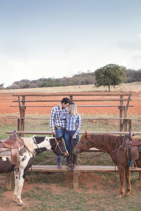 priscilla e rodolfo cavalos montados fazenda ensaio de casal book beijando e cavalos também'