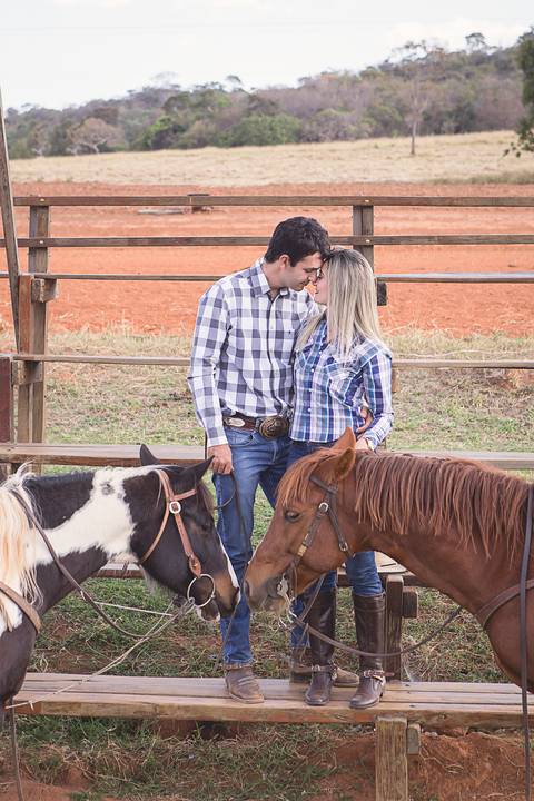priscilla e rodolfo cavalos montados fazenda ensaio de casal book beijando e cavalos também'