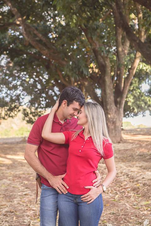 priscilla e rodolfo cavalos montados fazenda ensaio de casal book beijando e cavalos também'