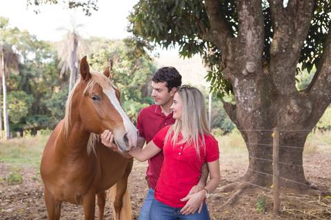 priscilla e rodolfo cavalos montados fazenda ensaio de casal book beijando e cavalos também'