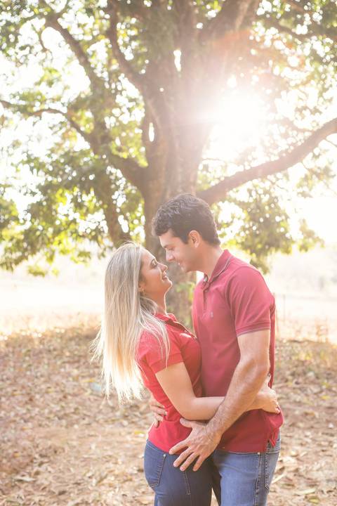 priscilla e rodolfo cavalos montados fazenda ensaio de casal book beijando e cavalos também por do sol'