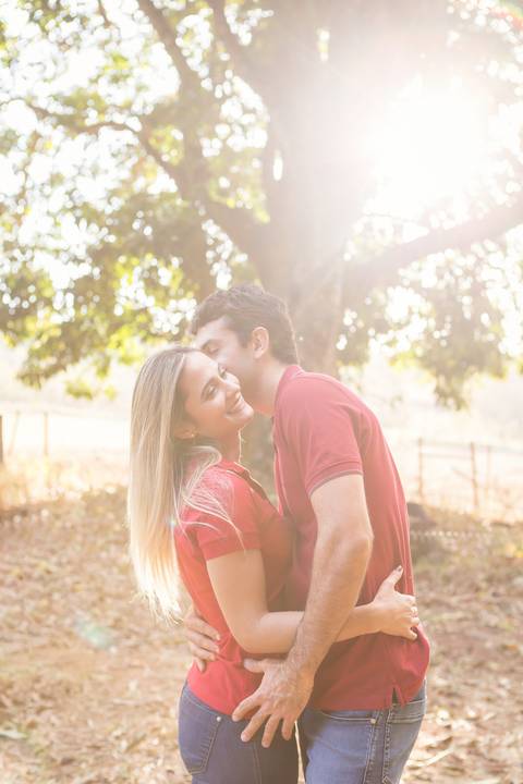 priscilla e rodolfo cavalos montados fazenda ensaio de casal book beijando e cavalos também beijo por do sol'