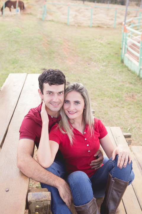 priscilla e rodolfo cavalos montados fazenda ensaio de casal book beijando e cavalos também sentados'