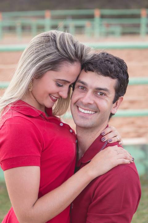 priscilla e rodolfo cavalos montados fazenda ensaio de casal book beijando e cavalos também'