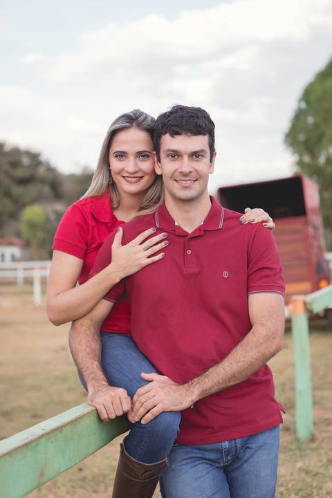 priscilla e rodolfo cavalos montados fazenda ensaio de casal book beijando e cavalos também'