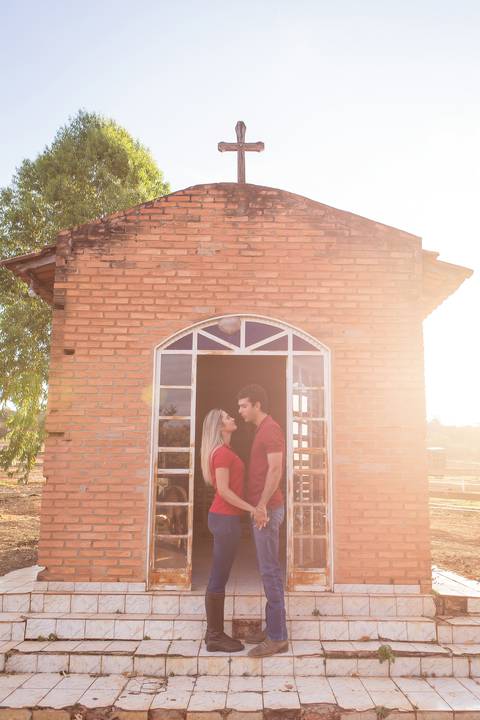 priscilla e rodolfo cavalos montados fazenda ensaio de casal book beijando e cavalos também capela '