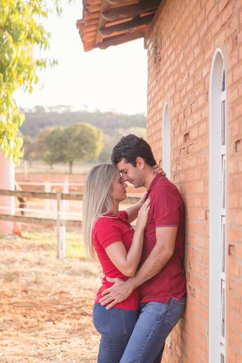 priscilla e rodolfo cavalos montados fazenda ensaio de casal book beijando e cavalos também'