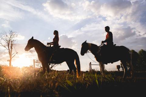 priscilla e rodolfo cavalos montados fazenda ensaio de casal book beijando e cavalos também silhueta'