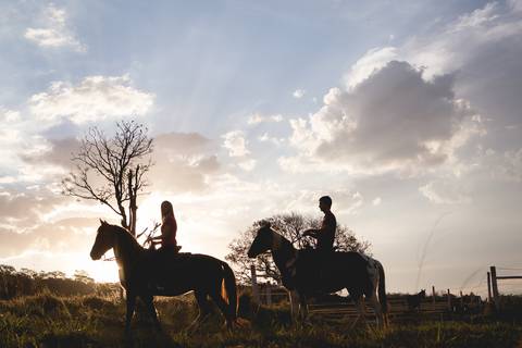 priscilla e rodolfo cavalos montados fazenda ensaio de casal book beijando e cavalos também silhueta'