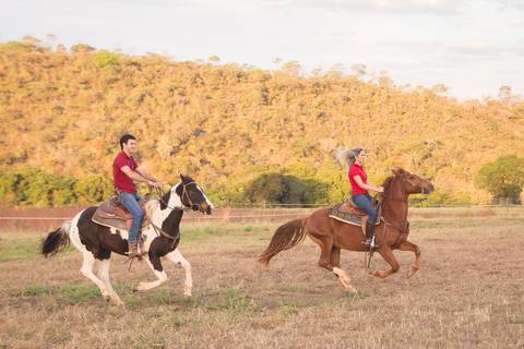 priscilla e rodolfo cavalos montados fazenda ensaio de casal book beijando e cavalos também correndo a cavalo'