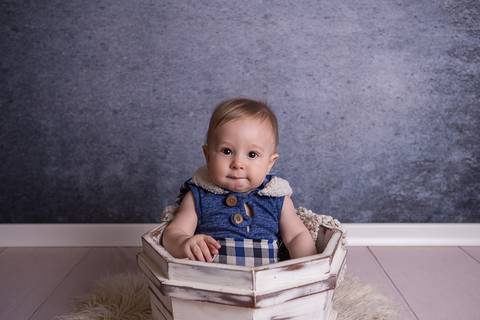 bebe book ensaio acompanhamento 06 07 meses fundo azul chão madeira caixinha de coração roupa azul de capuz sorrindo tina '