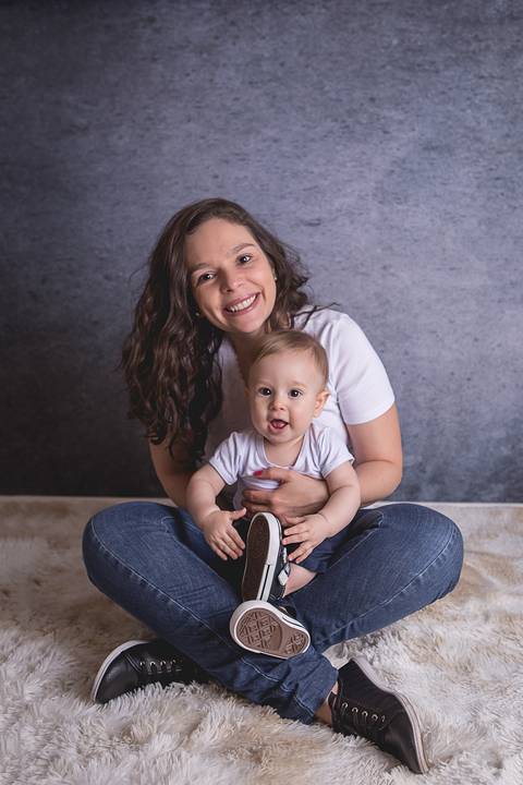 bebe book ensaio acompanhamento 06 07 meses fundo azul chão madeira caixinha de coração roupa azul de capuz sorrindo bebe sério tapete com a mamãe jeans e blusa branca'
