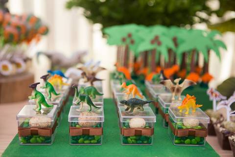 lua nova art e foto leticia amaral franco fotografia mundo dos dinossauros entrada doce docinho ovo de dinossauro chocolate caixinha'