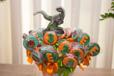 lua nova art e foto leticia amaral franco fotografia mundo dos dinossauros entrada doce docinho ovo de dinossauro chocolate pirulitos de chocolate'