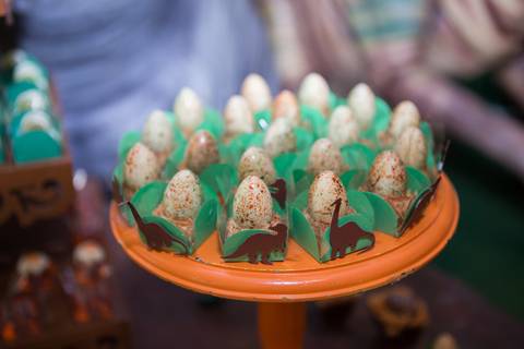 lua nova art e foto leticia amaral franco fotografia mundo dos dinossauros entrada doce docinho ovo de dinossauro chocolate'