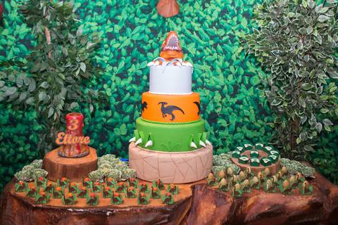 lua nova art e foto leticia amaral franco fotografia mundo dos dinossauros entrada doce docinho ovo de dinossauro chocolate mesa do bolo '
