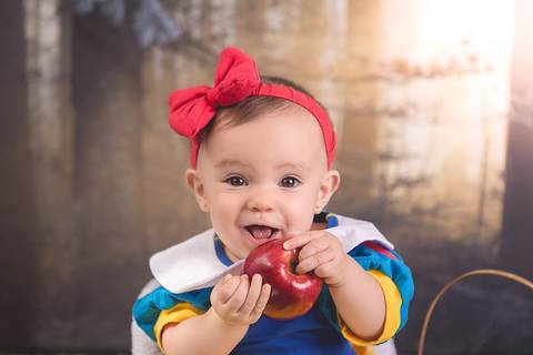 lua nova art e foto leticia amaral franco fotografia book bebe 07 meses ensaio acompanhamento branca de neve floresta maçã larissa mordendo'