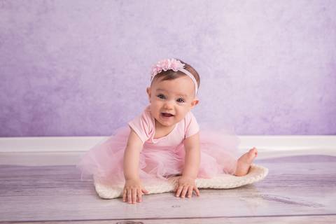 lua nova art e foto leticia amaral franco fotografia book bebe 07 meses ensaio acompanhamento bailarina fundo lilás dentro do berço'