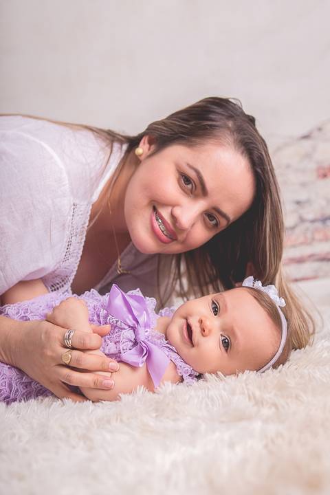 lua nova art e foto leticia amaral franco fotografia book bebe 07 meses ensaio acompanhamento bailarina fundo lilás dentro do berço mamãe mãe'