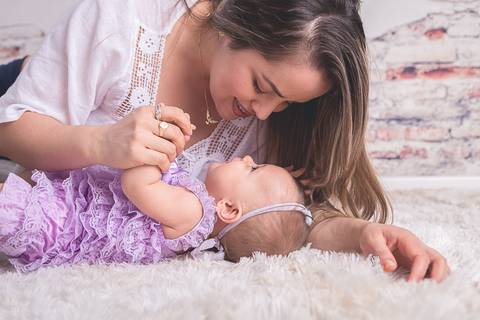 lua nova art e foto leticia amaral franco fotografia book bebe 07 meses ensaio acompanhamento bailarina fundo lilás dentro do berço mamãe mãe'