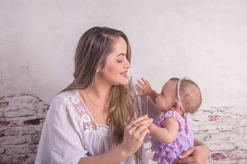 lua nova art e foto leticia amaral franco fotografia book bebe 07 meses ensaio acompanhamento bailarina fundo lilás dentro do berço mamãe mãe'