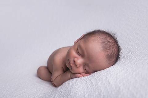 newborn new born recem nascido bebe fotografo fotografa brasilia df foografia menino manta branca com azul pose taxo'