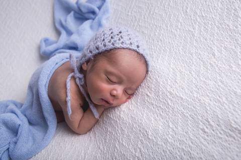 newborn new born recem nascido bebe fotografo fotografa brasilia df foografia menino manta branca com azul pose taco com touca e wrap paninho em cima'