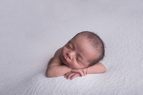 newborn new born recem nascido bebe fotografo fotografa brasilia df foografia menino manta branca com azul mão no queixo'