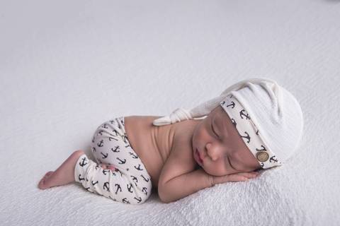 newborn new born recem nascido bebe fotografo fotografa brasilia df foografia menino manta branca com azul bumbum touca e calça'