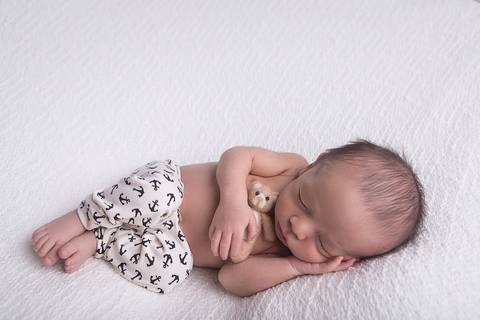 newborn new born recem nascido bebe fotografo fotografa brasilia df foografia menino manta branca com azul bumbum touca e calça ursinho'