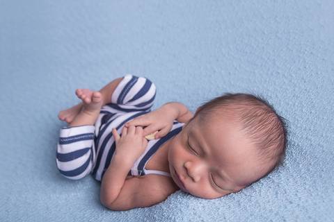 newborn new born recem nascido bebe fotografo fotografa brasilia df foografia menino manta branca com azul bumbum touca e calça ninho'