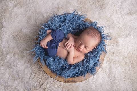 newborn new born recem nascido bebe fotografo fotografa brasilia df foografia menino manta branca com azul bumbum touca e calça tina com pelo'