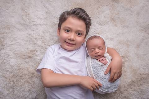 newborn new born recem nascido bebe fotografo fotografa brasilia df foografia menino manta branca com azul bumbum touca e calça irmão enrolado wrap pacote pacotinho'