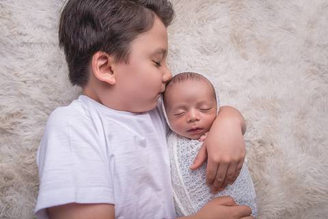 newborn new born recem nascido bebe fotografo fotografa brasilia df foografia menino wrap pacotinho paninho enrolado irmão beijando'