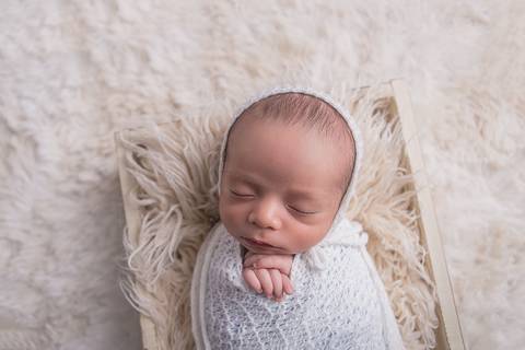 newborn new born recem nascido bebe fotografo fotografa brasilia df foografia menino manta branca com azul bumbum touca e calça irmão enrolado wrap pacote pacotinho mão mãozinha pra fora'