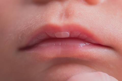 newborn new born recem nascido bebe fotografo fotografa brasilia df foografia menino manta branca com azul bumbum touca e calça irmão enrolado wrap pacote pacotinho boca'