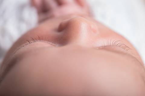 newborn new born recem nascido bebe fotografo fotografa brasilia df foografia menino manta branca com azul bumbum touca e calça irmão enrolado wrap pacote pacotinho cílios'